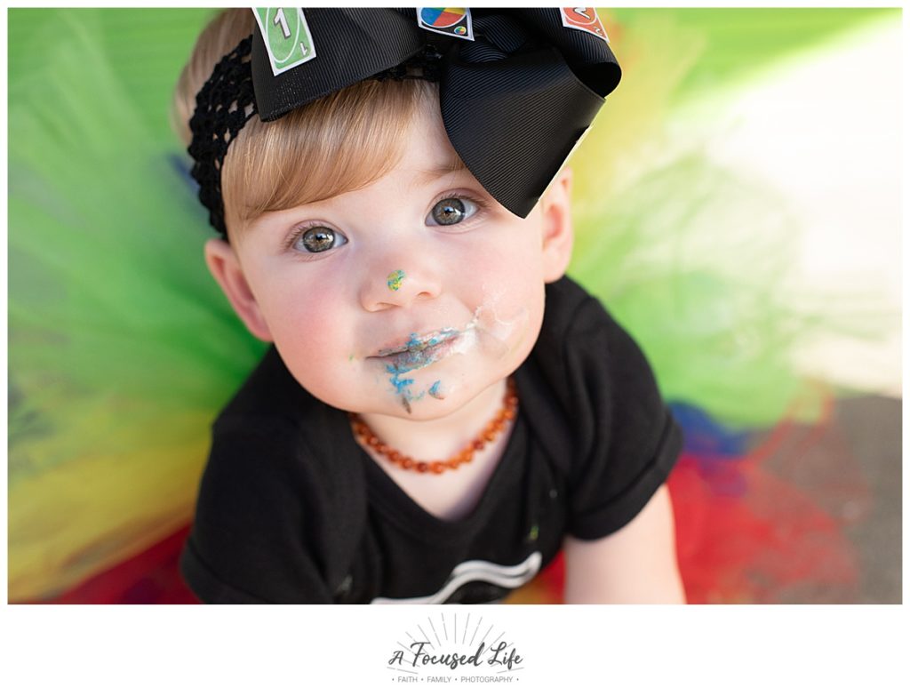 A Focused Life Photography in Monroe GA Uno Themed First Birthday Smash Cake Session in Olde Town Conyers